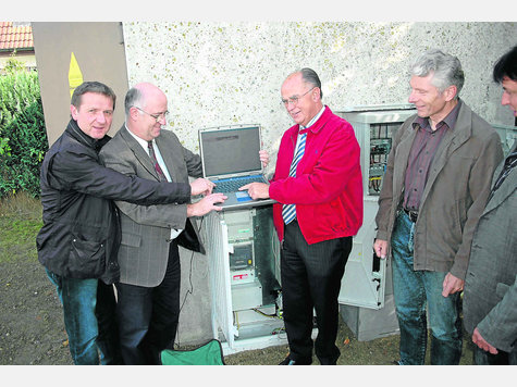 Zur Inbetriebnahme gab es zwar keinen roten Knopf, aber ein Laptop wurde als Bedienpult umfunktioniert. Die Organisatoren des Stromsparpilotprojektes von links: Jürgen Dölfer (3. Bürgermeister, Peter Kurzrock (e.on) Josef Mederer und Edmund Kurz (e.on) Foto hwa Zur Inbetriebnahme gab es zwar keinen roten Knopf, aber ein Laptop wurde als Bedienpult umfunktioniert. Die Organisatoren des Stromsparpilotprojektes von links: Jürgen Dölfer (3. Bürgermeister, Peter Kurzrock (e.on) Josef Mederer und Edmund Kurz (e.on) Foto hwa