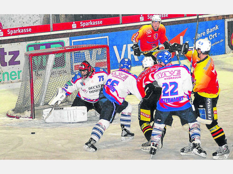 Knapp rutschte der Puck hier am ESC-Kasten vorbei. Trotzdem musste Dorfens Torhüter Marc-Anthony Franco viermal die Scheibe aus seinem Kasten holen, einmal weniger als sein Gegenüber. foto: Weingartner Knapp rutschte der Puck hier am ESC-Kasten vorbei. Trotzdem musste Dorfens Torhüter Marc-Anthony Franco viermal die Scheibe aus seinem Kasten holen, einmal weniger als sein Gegenüber. foto: Weingartner