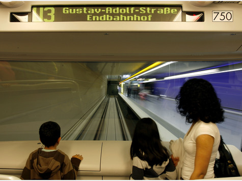 Frontscheibe mit direktem Blick auf die Tunnelstrecke: Die vollautomatische U-Bahn Deutschlands fährt in Nürnberg. Frontscheibe mit direktem Blick auf die Tunnelstrecke: Die vollautomatische U-Bahn Deutschlands fährt in Nürnberg.
