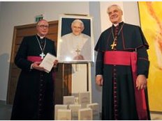 Bischof Gerhard Ludwig Müller (r) neben dem Apostolischen Nuntius in Deutschland, Jean-<wbr></wbr><wbr></wbr>Claude Périsset.