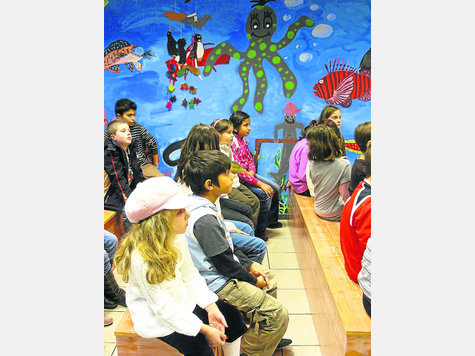 Gebannt lauschen die Kinder den Erkl&auml;rungen der Sea-Life-Mitarbeiter. Foto: kn