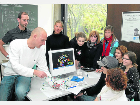 So schaut’s aus: Felix Sedlmeier, Dominik Horinek und Nadine Schwierz (v. l.ZS) erklären den Aufbau eines Proteins foto: gefö So schaut’s aus: Felix Sedlmeier, Dominik Horinek und Nadine Schwierz (v. l.ZS) erklären den Aufbau eines Proteins foto: gefö