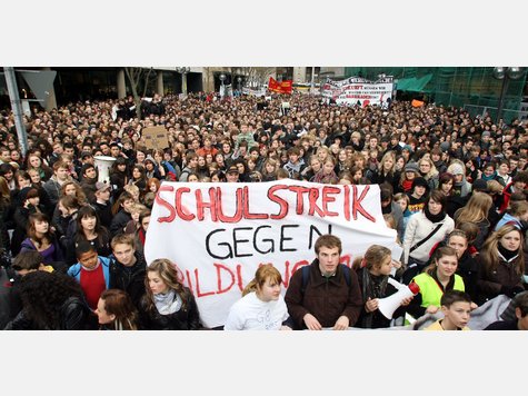 Tausende Schüler haben die Schule geschwänzt und gegen die "Bildungsmisere" protestiert. Tausende Schüler haben die Schule geschwänzt und gegen die "Bildungsmisere" protestiert.