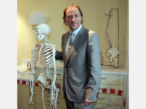 Dr. Degwert in seiner Praxis. Dr. Degwert in seiner Praxis.
