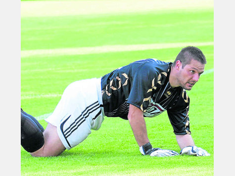 Sascha Bobak liegt flach: Der Pipinsrieder Keeper laboriert an einer eitrigen Mandelentz&uuml;ndung. Foto: hab