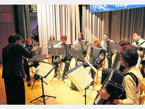 Beim Jubiläumskonzert stellte das Karlsfelder Akkordeonorchester mit einer großen Vielfalt an Musikrichtungen sein Können unter Beweis. _Foto: habschied Beim Jubiläumskonzert stellte das Karlsfelder Akkordeonorchester mit einer großen Vielfalt an Musikrichtungen sein Können unter Beweis. _Foto: habschied