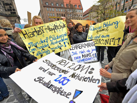 So protestierten am Mittwoch (12.11.2008) die Schüler in der Fußgängerzone in Nürnberg. Nun wehren sie sich gegen die ausgesprochenen Strafen. So protestierten am Mittwoch (12.11.2008) die Schüler in der Fußgängerzone in Nürnberg. Nun wehren sie sich gegen die ausgesprochenen Strafen.