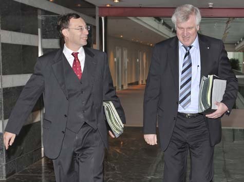 Horst Seehofer versetzt Becksteins Regierungssprecher Michael Ziegler (l.).