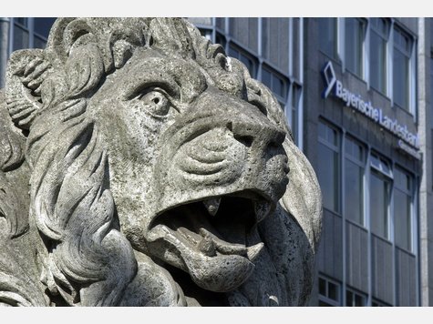 Angeschlagener Löwe: Die BayernLB bereitet ihren Eigentümern - Freistaat und Sparkassen - Probleme. Angeschlagener Löwe: Die BayernLB bereitet ihren Eigentümern - Freistaat und Sparkassen - Probleme.