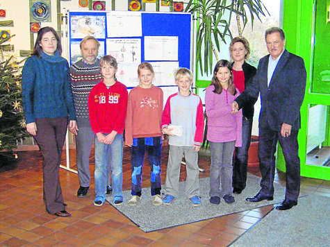 Bürgermeister Heinz Eichinger (r.) schloss mit den Grundschülern die Fifty-fifty Energiesparwette ab. Foto: ch Bürgermeister Heinz Eichinger (r.) schloss mit den Grundschülern die Fifty-fifty Energiesparwette ab. Foto: ch