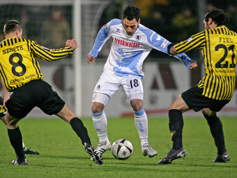 Aachens Szilard Nemeth (2.v.l.) und Cristian Fiel (r) versuchen Löwe Timo Gebhart den Ball abzunehmen. Aachens Szilard Nemeth (2.v.l.) und Cristian Fiel (r) versuchen Löwe Timo Gebhart den Ball abzunehmen.