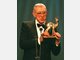 Horst Tappert freut sich am 07.11.1998 im Karlsruher Zentrum f&uuml;r Kunst und Medientechnologie &uuml;ber den Bambi 98, den er in der Sparte Film National erhalten hat.