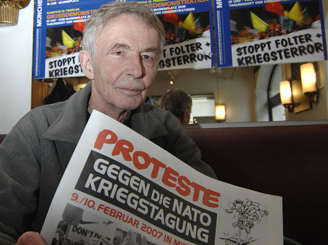 Claus Schreer, Sprecher des "Aktionsb&uuml;ndnisses gegen die NATO-Sicherheitskonferenz", meint, dass die NATO heute die gr&ouml;&szlig;te Bedrohung f&uuml;r den Frieden sei.