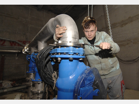 Harte Arbeit im Untergrund: Anlagenmechaniker Silvio Kreller legt letzte Hand an Pumpen und Leitungen.