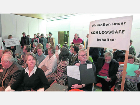 Voller Saal im Rathaus: An die 100 Sympathisanten des Schlosscafés demonstrierten schon vor der Sitzung und im Sitzungssaal gegen die geplante Schließung. Jürgen Schade (vorn, M.) hatte Listen mit rund 600 Unterschriften dabei. Foto: SvJ Voller Saal im Rathaus: An die 100 Sympathisanten des Schlosscafés demonstrierten schon vor der Sitzung und im Sitzungssaal gegen die geplante Schließung. Jürgen Schade (vorn, M.) hatte Listen mit rund 600 Unterschriften dabei. Foto: SvJ