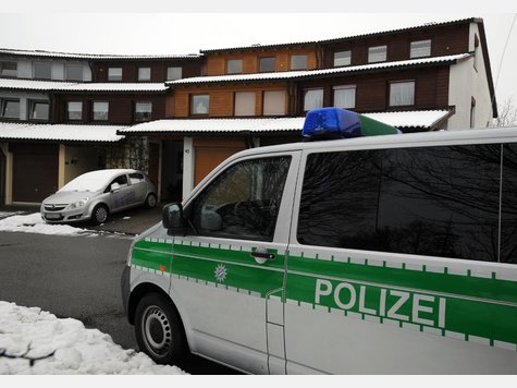 Ein Polizeiauto steht vor dem Haus des Passauer Polizeichefs Alois Mannichl. Die Ermittlung gehen nur schleppend voran.
