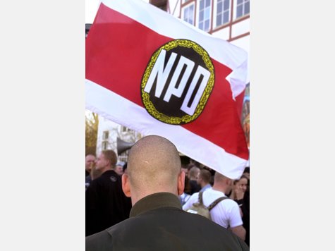 Die NPD hält am Marienplatz eine Mahnwache ab. Die NPD hält am Marienplatz eine Mahnwache ab.