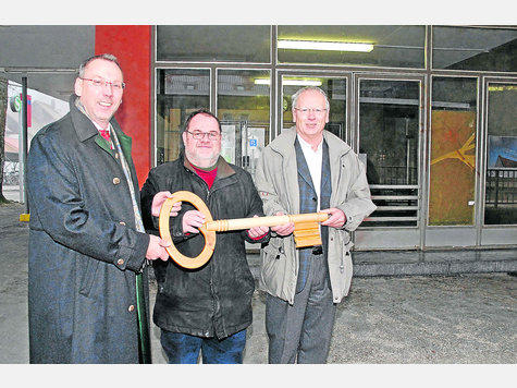 Ob der wohl passt? Grafrath S-Bahn Wartehäuschen v.l. Heiko Hamann von der DB-Station und Service, Bahnhofspate Karl-Heinz Dix und Bürgermeister Hagenguth bei der Eröffnung des Wartehäuschens. Foto: voxbrunner Ob der wohl passt? Grafrath S-Bahn Wartehäuschen v.l. Heiko Hamann von der DB-Station und Service, Bahnhofspate Karl-Heinz Dix und Bürgermeister Hagenguth bei der Eröffnung des Wartehäuschens. Foto: voxbrunner