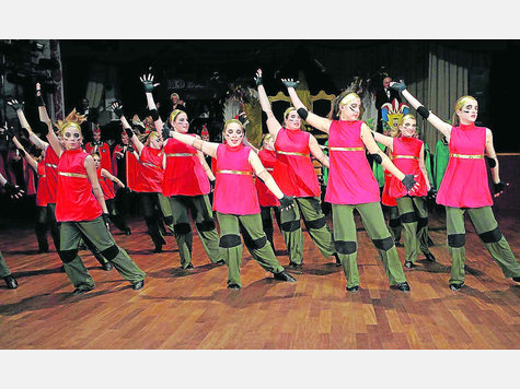Atemberaubend war die Show der „Dancing Devils“. Die 14-köpfige Gruppe zeigte nach einem Jahr Pause wieder ihe Körperbeherrschung und Akrobatik. Atemberaubend war die Show der „Dancing Devils“. Die 14-köpfige Gruppe zeigte nach einem Jahr Pause wieder ihe Körperbeherrschung und Akrobatik.