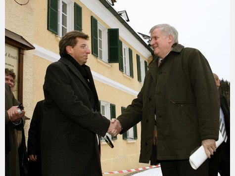Ein kühler Händedruck und frostige Worte: "So etwas darf nicht mehr passieren", schnauzt Horst Seehofer seinen Fraktionschef Georg Schmid in Kreuth an. Ein kühler Händedruck und frostige Worte: "So etwas darf nicht mehr passieren", schnauzt Horst Seehofer seinen Fraktionschef Georg Schmid in Kreuth an.