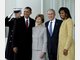 Der neue und der&nbsp;scheidende Pr&auml;sident. Barak Obama (l.) und&nbsp;George W. Bush (r.) mit ihren Ehefrauen.