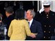 Michelle Obama wird von George W. Bush begr&uuml;&szlig;t.