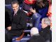 Obama l&auml;chelt kurz vor seiner Vereidigung dem scheidenden Pr&auml;sidenten George W. Bush zu.