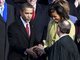 John Roberts, der Obama den Eid abnahm, gratuliert als erster dem 44. Pr&auml;sidenten der USA.