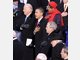 George W. Bush und Barack Obama singen gemeinsam die Nationalhymne.