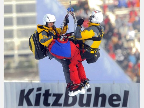 Daniel Albrecht wird nach seinem schweren Sturz ins Krankenhaus abtransportiert. Daniel Albrecht wird nach seinem schweren Sturz ins Krankenhaus abtransportiert.