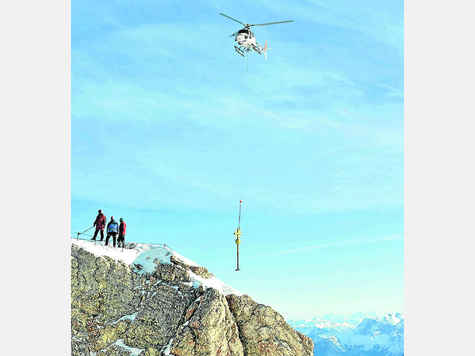 Frei schwebend über den Alpen wurde das Gipfelkreuz vom höchsten Punkt der Zugspitze gestern Vormittag ins Tal geflogen. Dort wird es neu vergoldet. Frei schwebend über den Alpen wurde das Gipfelkreuz vom höchsten Punkt der Zugspitze gestern Vormittag ins Tal geflogen. Dort wird es neu vergoldet.