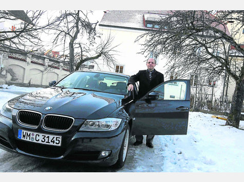 Des Landrats neuer Dienstwagen: Dr. Friedrich Zeller vor seinem neuen BMW 320d. Des Landrats neuer Dienstwagen: Dr. Friedrich Zeller vor seinem neuen BMW 320d.