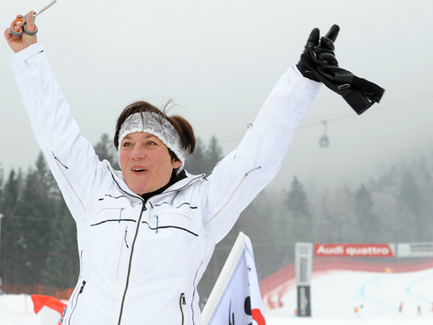 Die ehemalige Skirennfahrerin und Olympiasiegerin Rosi Mittermaier freut sich &uuml;ber die Er&ouml;ffnung der umgebauten Kandahar-Abfahrt in Garmisch-Partenkirchen.