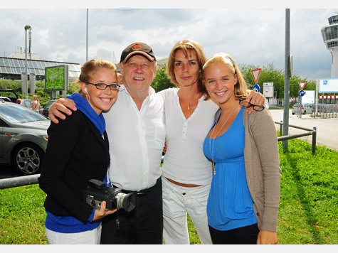 Eine glückliche Familie: Vor dem Abflug der "Nanga Parbat" Film-Crew am 17. August 2008 ließen sich Joseph Vilsmaier und seine Frau Dana Vávrová (M.) mit ihren Töchtern Josefina (l.) und Theresa ablichten. Eine glückliche Familie: Vor dem Abflug der "Nanga Parbat" Film-Crew am 17. August 2008 ließen sich Joseph Vilsmaier und seine Frau Dana Vávrová (M.) mit ihren Töchtern Josefina (l.) und Theresa ablichten.