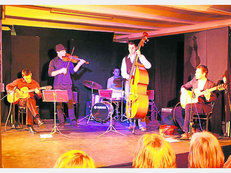 Quintett String Gitan : (von links) Florian H&ouml;dl, Sebastian Meyh&ouml;fer, Max M&uuml;ller, Thomas Pernpeintner und Daniel Fischer wandelte beim Auftritt im Hoftheater auf den Spuren von Django Reinhardt und St&eacute;phane Grappelli. Foto: Weg