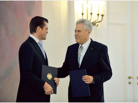 Michael Glos gratuliert Karl-Theodor zu Guttenberg.