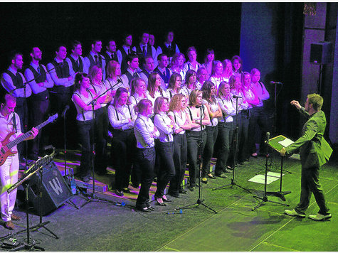 Buntes Programm: &bdquo;El ChorAzon&ldquo; mit Chorleiter und Arrangeur Nick Hogl (r.). Foto: Rammelsberger
