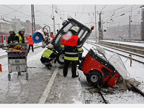 Feuerwehrleute bergen ein R&auml;umfahrzeug der Deutschen Bahn am Hauptbahnhof M&uuml;nchen.