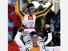 Maria Riesch tr&auml;gt die frischgebackene Weltmeisterin Kathrin H&ouml;lzl auf den Schultern.