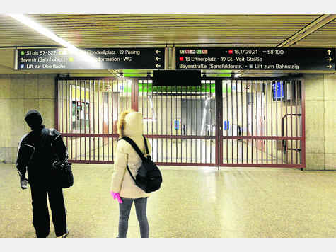 Warnstreik, Teil 2: Am nächsten Freitag, 27. Februar, stehen die Münchner wieder vor verschlossen U-Bahn-Stationen. Warnstreik, Teil 2: Am nächsten Freitag, 27. Februar, stehen die Münchner wieder vor verschlossen U-Bahn-Stationen.