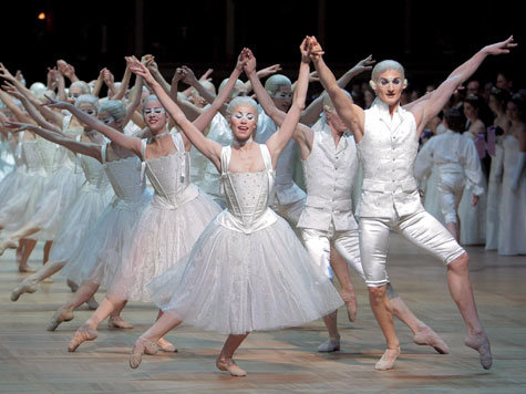 Ballettt&auml;nzer bei der Er&ouml;ffnung des Opernballs.