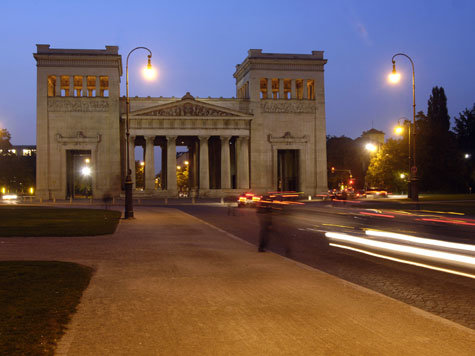 Der K&ouml;nigsplatz in M&uuml;nchen wurde bei den Nazis als Aufmarschplatz f&uuml;r Paraden benutzt. Deshalb wehrt sich Oberb&uuml;rgermeister Christian Ude gegen eine Nutzung durch die Bundeswehr als Platz f&uuml;r Gel&ouml;bnisse.