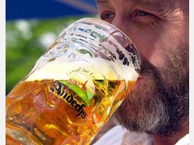 L&uuml;ge 1: Alkohol in Ma&szlig;en - nicht in Massen wie auf dem Bild - macht nicht dick und macht gesund. Falsch, sagen Ern&auml;hrungsexperten. Alkohol&nbsp;schadet der Gesundheit immer. Nur kleine Mengen reduzieren das Risiko f&uuml;r Herz-Kreislauf-Erkrankungen.