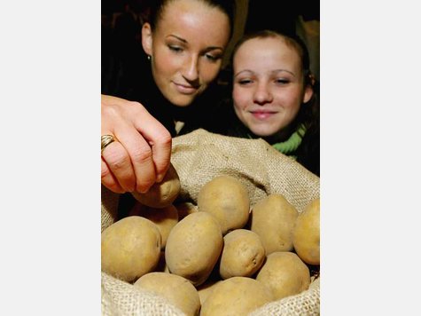 L&uuml;ge 8: Kartoffeln machen dick. Stimmt nicht. Vielmehr machen Kartoffeln satt und sind gesund, weil sie gekocht sehr fettarm sind. Aber: H&auml;nde weg von fettigen Bratkartoffeln oder Kroketten. Das sind logischerweise Kalorienbomben.