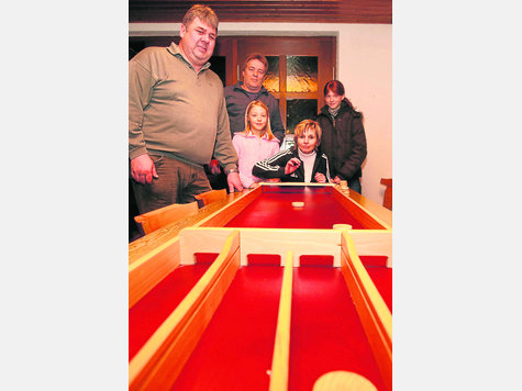 Hoher Suchtfaktor: Manfred Zettl, Erich M&uuml;ller, Manuela M&uuml;ller, Dana Guggenberger und Michaela M&uuml;ller (v.li.) beim &bdquo;Jakkolo&ldquo;. Foto: Johannes Dziemballa