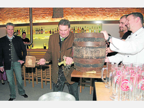 „Endlich wieder ein Tölzer Bier“: Hauseigentümer Achim Bürklin, Landrat Josef Niedermaier sowie der „Gasthaus“-Betreiber Tino Kellner und Küchenchef Klaus Hühnlein (v. li.) beim Anzapfen des ersten fasses „Mühlfeldbräu“. Foto: cs „Endlich wieder ein Tölzer Bier“: Hauseigentümer Achim Bürklin, Landrat Josef Niedermaier sowie der „Gasthaus“-Betreiber Tino Kellner und Küchenchef Klaus Hühnlein (v. li.) beim Anzapfen des ersten fasses „Mühlfeldbräu“. Foto: cs