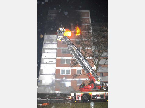 Die Feuerwehr löscht den Brand. Die Feuerwehr löscht den Brand.