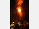 Die Feuerwehr r&uuml;ckt an, um den Brand zu l&ouml;schen.