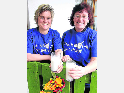 Sind – nicht nur mit Milch – gut drauf (von links): Das Organisationsteam Silvia Schlögel (Kreisbäuerin) und Sabine Hickisch von der Peitinger Volkshochschule. foto: bas Sind – nicht nur mit Milch – gut drauf (von links): Das Organisationsteam Silvia Schlögel (Kreisbäuerin) und Sabine Hickisch von der Peitinger Volkshochschule. foto: bas