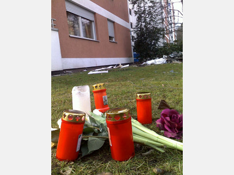 Anwohner und Freunde haben Kerzen und Blumen vor Lenas Haus niedergelegt. Anwohner und Freunde haben Kerzen und Blumen vor Lenas Haus niedergelegt.
